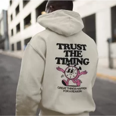 modelo hoodie trust the time
