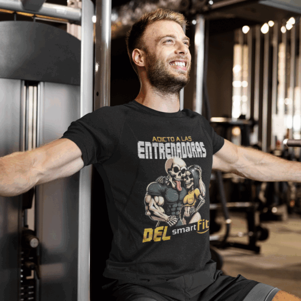 modelo playera adicto a las entrenadoras de Smart Fit cua