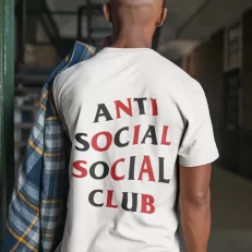 Antisocial Social Club Red Black Modelo