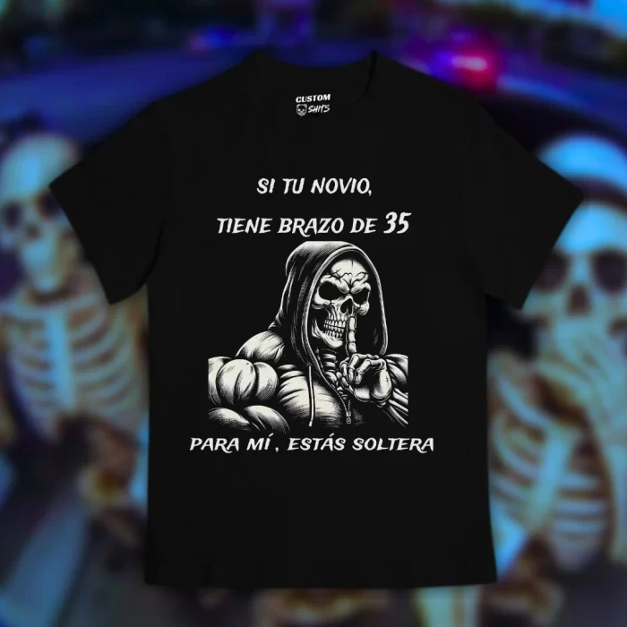 Playera Si tu novio tiene brazo de 35 para mí estás soltera